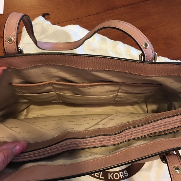 Michael Kors Voyager Tote New with Tag - Picture 4 of 7